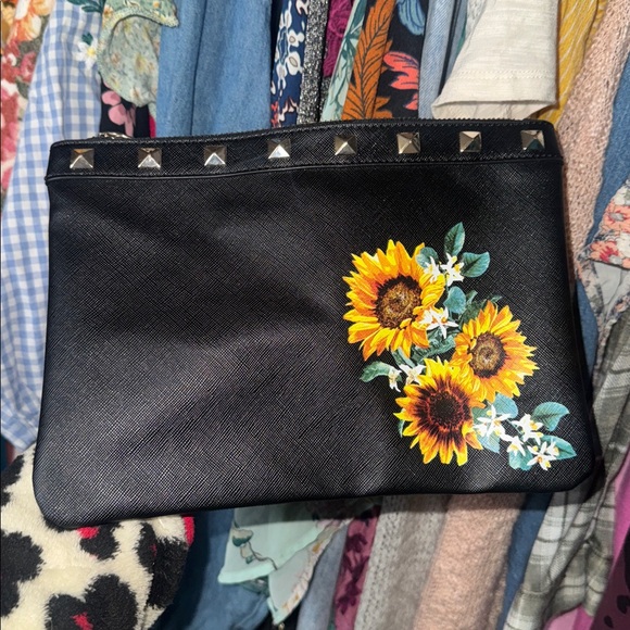 WHITE HOUSE BLACK MARKET CLUTCH + FREE SHIPPING 🎉 - Picture 1 of 2
